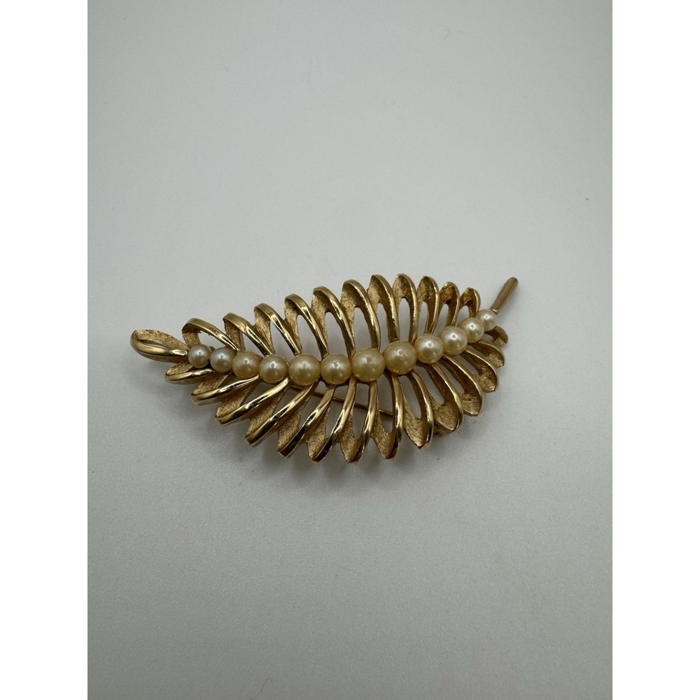 Vintage Crown Trifari Gold‎ Tone Faux Pearl Open Leaf Brooch 2 3/4"